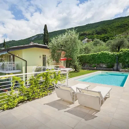 Palladini With Pool 别墅